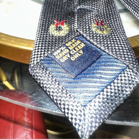 Henry Jacobson 100% Silk Holiday Tie – Wreath Pattern, Handmade - Picture 4 of 10